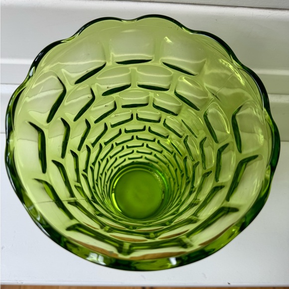 Midcentury beautiful green Colonial Yorktown patterned glass vase. - Picture 2 of 7